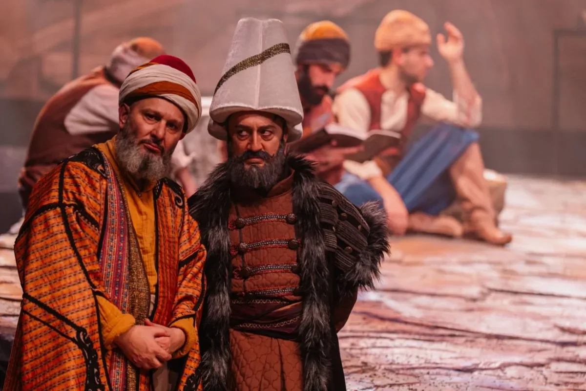 Kocaeli Şehir Tiyatroları, SDKM’de dünya prömiyerini gerçekleştirdi. “Sinan” adlı oyun,