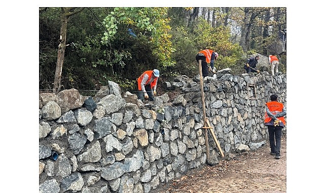 Kocaeli Büyükşehir Belediyesi, kent genelindeki mezarlıklarda yürüttüğü yenileme ve bakım