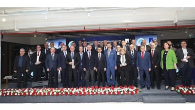 Kocaeli Büyükşehir Belediye Başkanı Tahir Büyükakın, KSO Sürdürülebilir Performans Ödül