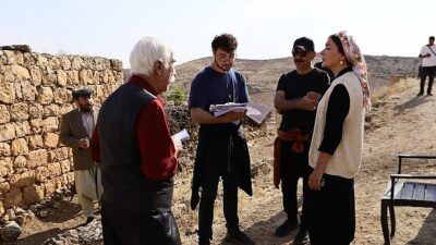 Başrollerinde Sermiyan Midyat, Algı Eke, Füsun Demirel, Cezmi Baskın ve Mustafa Kırantepe’nin yer