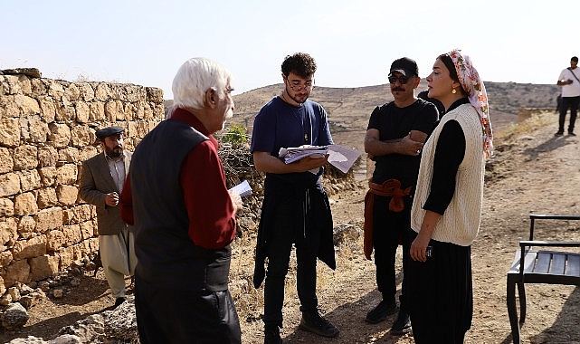 Başrollerinde Sermiyan Midyat, Algı Eke, Füsun Demirel, Cezmi Baskın ve Mustafa Kırantepe’nin yer