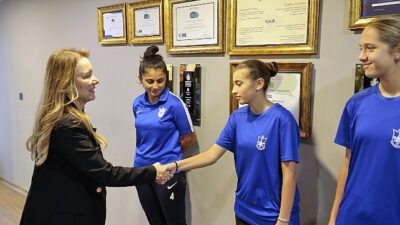 Konak Belediye Başkanı Nilüfer Çınarlı Mutlu, İngiltere’deki UEFA Gelişim Turnuvası’nda