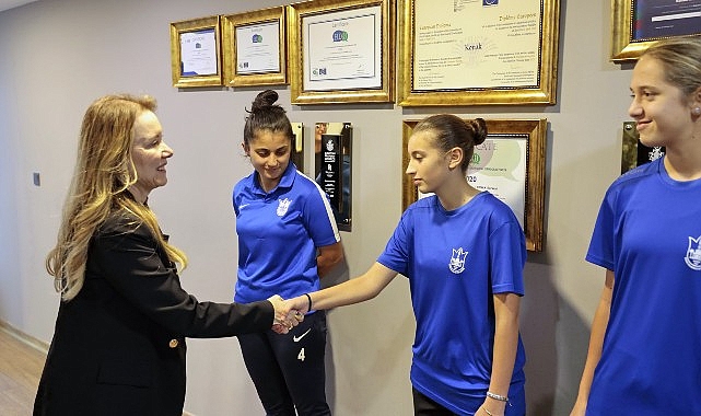 Konak Belediye Başkanı Nilüfer Çınarlı Mutlu, İngiltere’deki UEFA Gelişim Turnuvası’nda