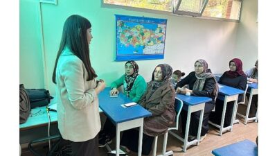 Konak Belediyesi, ilçenin farklı noktalarında bulunan semt merkezlerinde ebeveynlere yönelik