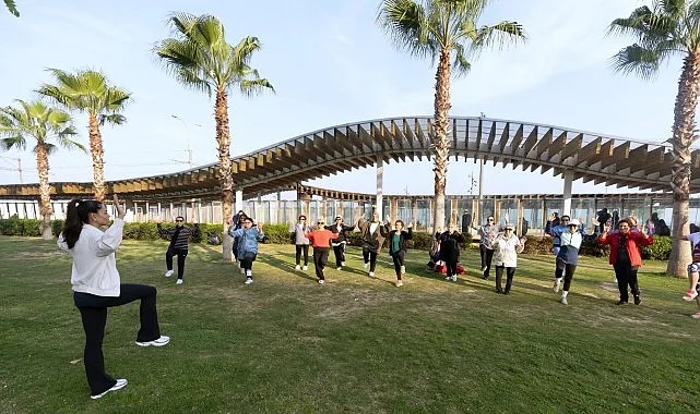 Konak Belediyesi’nin kentin farklı noktalarında düzenlediği açık havada sabah sporu,