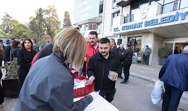 Konak Belediyesi personeli, Ulu Önder Mustafa Kemal Atatürk’ü, saat 9’u