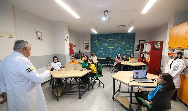 Konya Büyükşehir Belediyesi, Öğretmenler Günü dolayısıyla Huzurevi’nde kalan emekli öğretmenler