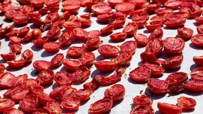 Anadolu coğrafyasının bereketli topraklarında yetişen kan kırmızı domatesler, binbir emekle