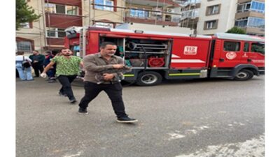 Konak İskelesi yakınında yağmur suyu ızgarasına düşerek kanal borusuna sıkışan