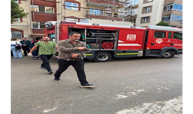 Konak İskelesi yakınında yağmur suyu ızgarasına düşerek kanal borusuna sıkışan