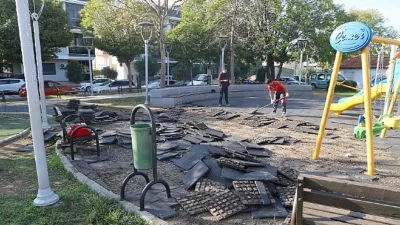 Menderes Belediyesi, çocuk parklarının zemininde yer alan kauçukları yenileme çalışmaları