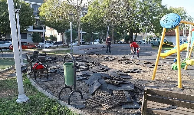 Menderes Belediyesi, çocuk parklarının zemininde yer alan kauçukları yenileme çalışmaları