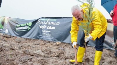 Milli Ağaçlandırma Günü, Menemen’de sağanak yağışa rağmen dikilen fidanlarla kutlandı.