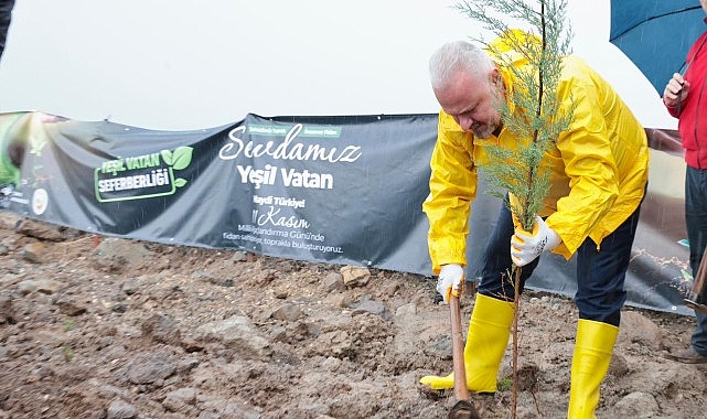Milli Ağaçlandırma Günü, Menemen’de sağanak yağışa rağmen dikilen fidanlarla kutlandı.