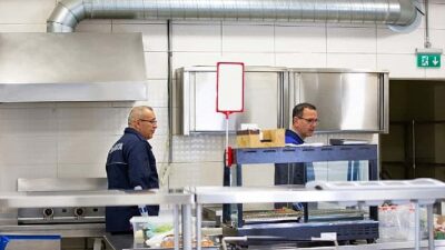 Narlıdere Belediyesi Zabıta Müdürlüğü ekipleri, okul kantinlerinde denetimlerini aralıksız sürdürüyor