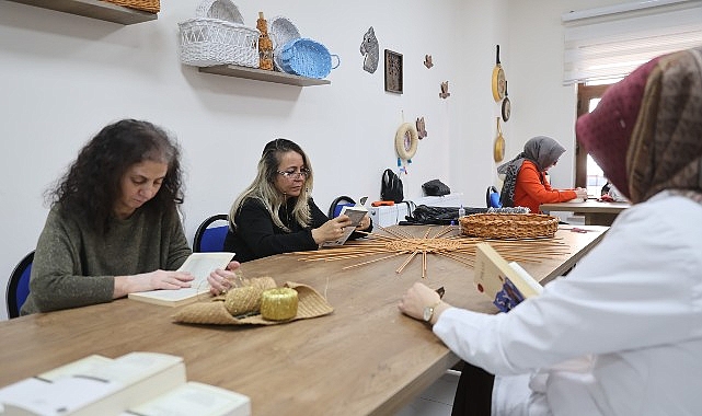 Nevşehir Belediyesi tarafından yürütülen Ev Aksesuarları Hazırlama kursunda; kitap okuma