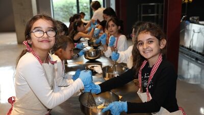 Nilüfer Belediyesi’nin düzenlediği “Çocuklar Depoda” etkinliğinde çocuklar, mutfaktan seramiğe, dramadan