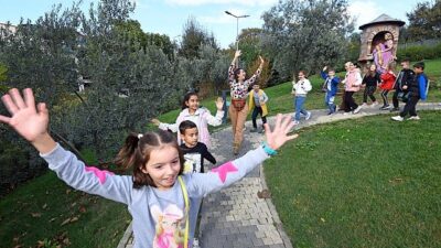 Osmangazi Belediyesi, miniklerin ara tatil sevincini sanatla zenginleştirmek amacıyla ‘Toprak