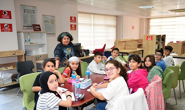 Osmangazi Belediyesi’nin düzenlediği Küçük Yazarlar Atölyesi’nde çocuklar, oyunlar eşliğinde öğrenerek,