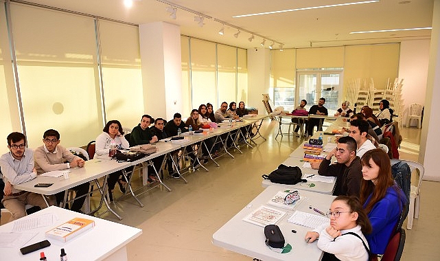 Osmangazi Belediyesi, hayata geçirdiği nitelikli kurslar sayesinde engelli bireylerin 2026