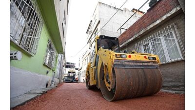 Osmangazi Belediyesi, ilçe genelinde sürdürdüğü kapsamlı asfalt yenileme çalışmalarıyla hem