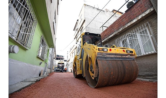 Osmangazi Belediyesi, ilçe genelinde sürdürdüğü kapsamlı asfalt yenileme çalışmalarıyla hem
