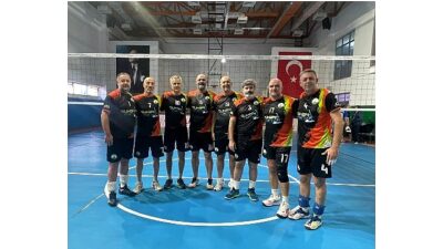 Osmangazi Belediyespor Veteran Voleybol Takımı sporcuları, Muğla’da düzenlenen Veteranlar Turnuvası’nda