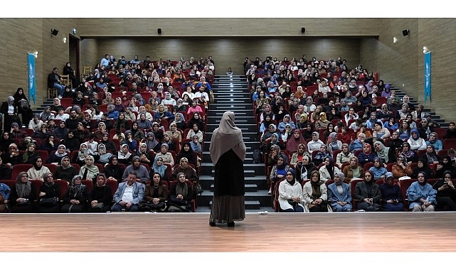 Kocaeli Büyükşehir Belediyesi’nin “Aile Mektebi Sohbetleri” etkinliğine katılan Uzman Aile