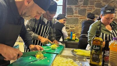 Şef Rıfat Yurttaş, İzmir Büyükşehir Belediyesi’nin pastacı çıraklığı kursundan mezun