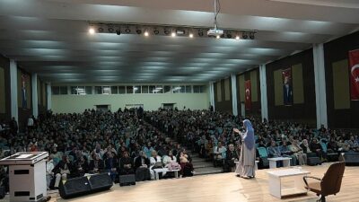 Konya Büyükşehir Belediyesi’nin ilçelerde düzenlediği Şehir Konferansları kapsamında; Beyşehir’de Saliha