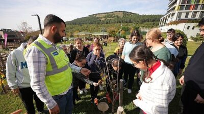 Maltepe’nin “Çocuk Tarım Parkı”nı ziyaret eden engelli çocuklar, annelerinin ve