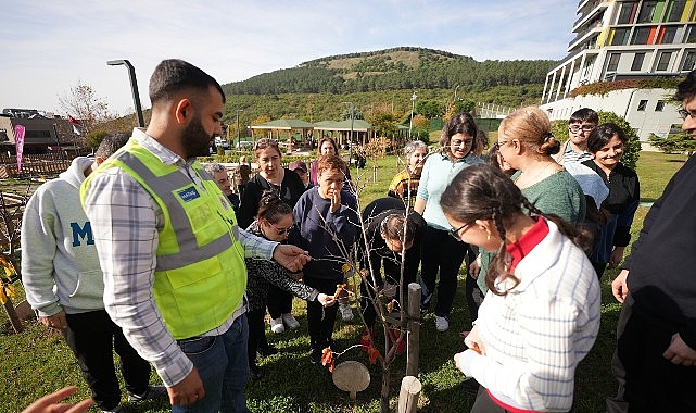 Maltepe’nin “Çocuk Tarım Parkı”nı ziyaret eden engelli çocuklar, annelerinin ve
