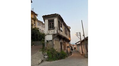 Mudanya’nın Tirilye Mahallesi’nde “Tabut Ev” olarak bilinen kerpiç yapı, 13