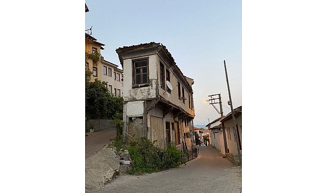 Mudanya’nın Tirilye Mahallesi’nde “Tabut Ev” olarak bilinen kerpiç yapı, 13