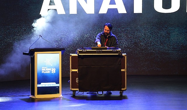 Büyükşehir Belediyesi’nin Kongre Merkezi’nde düzenlediği Kocaeli Bilişim Fuarı’nda yapay destekli