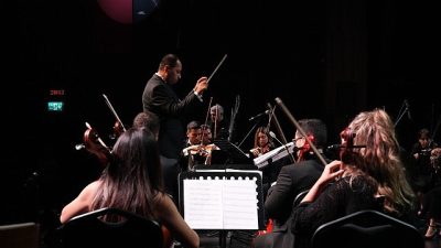 Kocaeli Büyükşehir Oda Orkestrası, dinleyicisini kırmadı. Çok sevilen Toygar Işıklı’nın