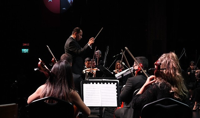 Kocaeli Büyükşehir Oda Orkestrası, dinleyicisini kırmadı. Çok sevilen Toygar Işıklı’nın