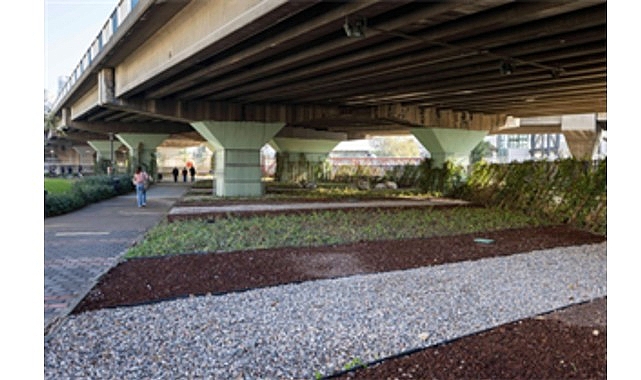 İzmir Büyükşehir Belediyesi peyzaj alanlarını estetik görünümlü ve az su