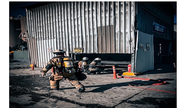 İzmir Büyükşehir Belediyesi itfaiye ekipleri, Bornova’da faaliyet gösteren bir çimento