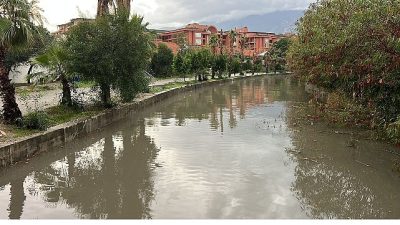Kemer’de bugün öğle saatlerinde etkisini artırarak devam eden sağanak yağmur