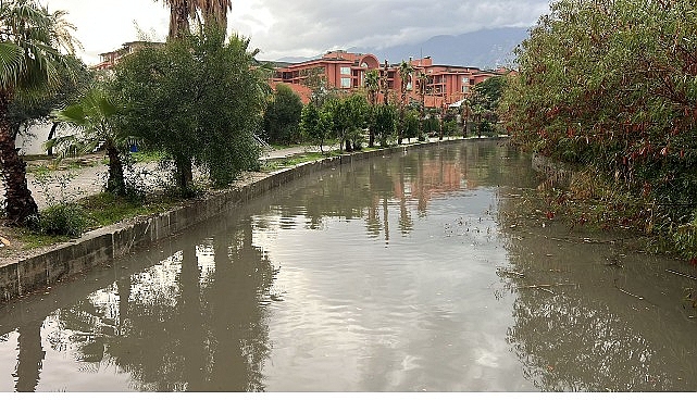 Kemer’de bugün öğle saatlerinde etkisini artırarak devam eden sağanak yağmur