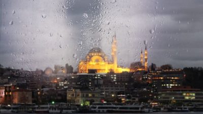 AKOM’un haftalık hava tahmin raporuna göre İstanbul, yılbaşını aralıklarla yağışların