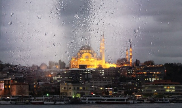 AKOM’un haftalık hava tahmin raporuna göre İstanbul, yılbaşını aralıklarla yağışların