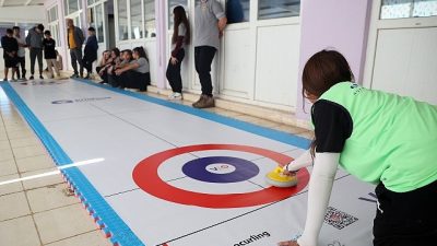 Antalyalı kız çocukları “Floor Curling” sporu ile adını duyurmaya hazırlanıyor.