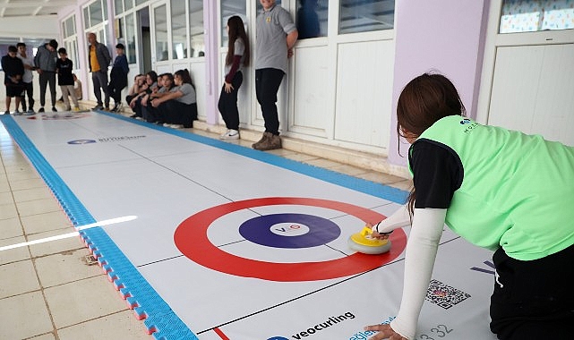 Antalyalı kız çocukları “Floor Curling” sporu ile adını duyurmaya hazırlanıyor.