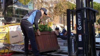Ayvalık Belediyesi Zabıta Müdürlüğü ekipleri, kent genelinde yaya güvenliğini ve