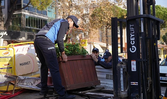 Ayvalık Belediyesi Zabıta Müdürlüğü ekipleri, kent genelinde yaya güvenliğini ve