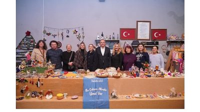 Ayvalık Belediyesi Mahalleevleri’nde üretime katılan kadınlar, el emeği ürünlerini Yılbaşı