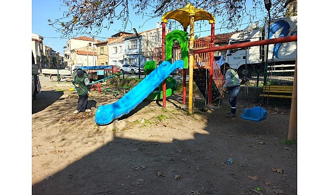 Ayvalık Belediyesi Park ve Bahçeler Müdürlüğü ekipleri, kentin dört bir