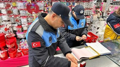 Bakırköy Belediyesi Zabıta Müdürlüğü ekipleri, vatandaşların yılbaşı hazırlıklarını yaptığı market,